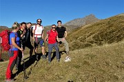 85 Alla Bocchetta di Foppabona incontro con giovani escursionisti milanesi